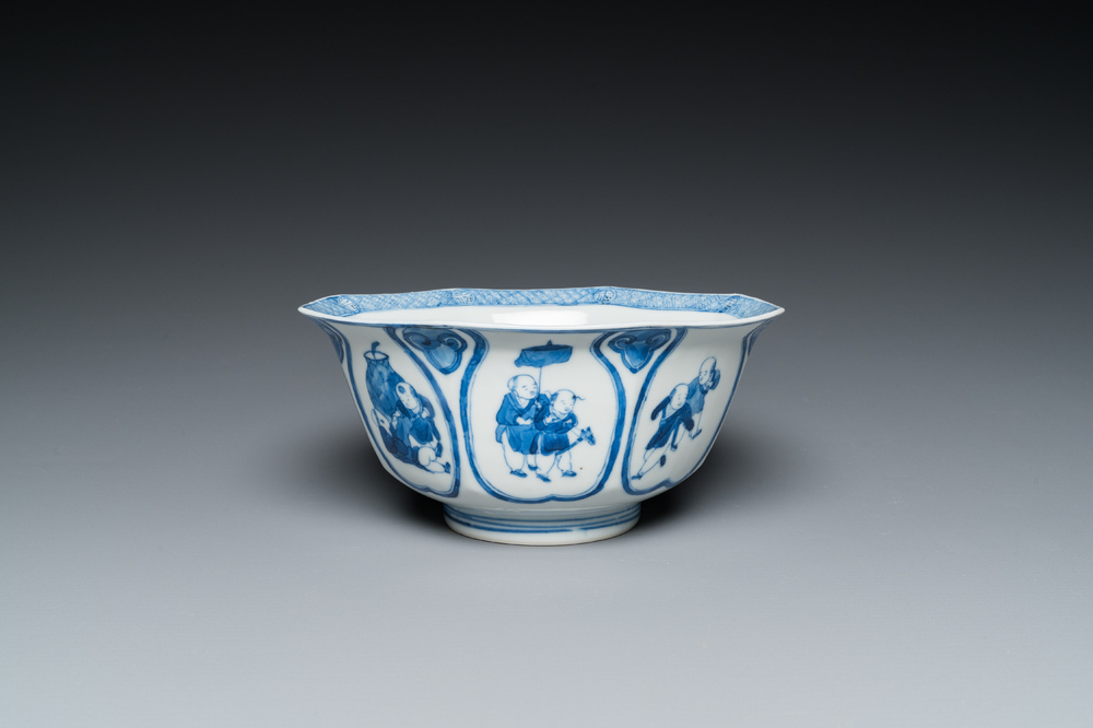 Bol en porcelaine de Chine bleu et blanc &agrave; d&eacute;cor de gar&ccedil;ons jouant, marque de Fu Hai Cang Zhen 福海藏珍, Daoguang