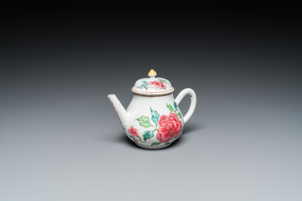 Een Chinese famille rose theepot en deksel met pioenen, Yongzheng