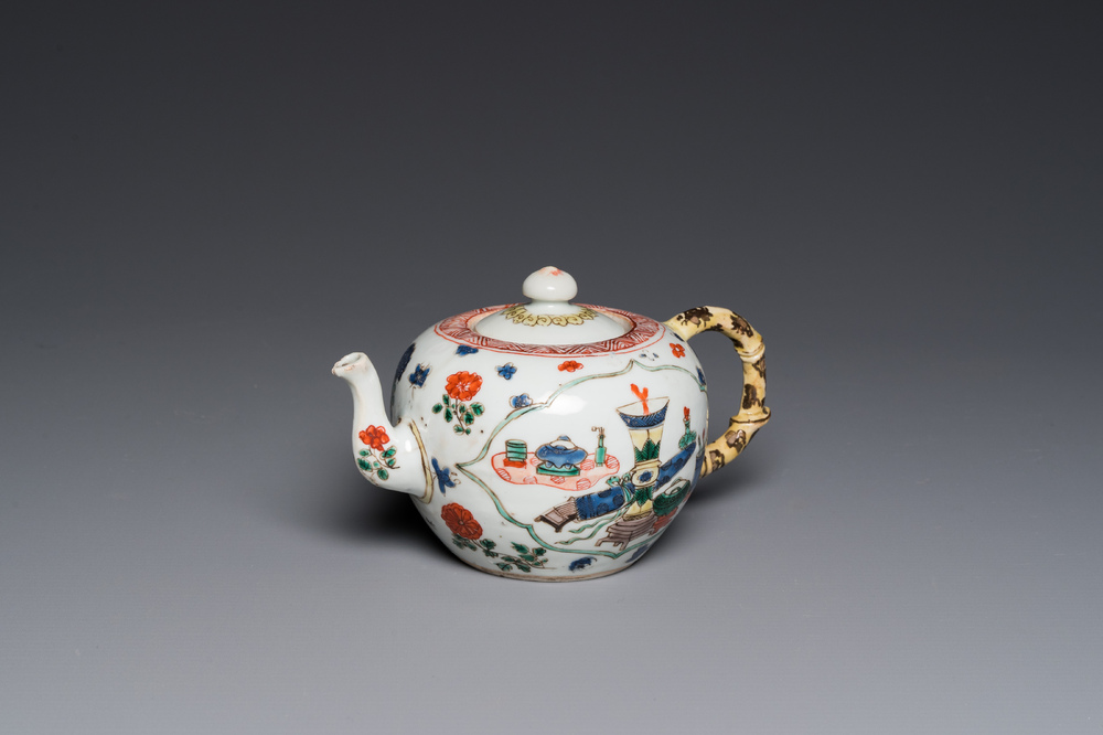 Een Chinese famille verte theepot met decor van antiquiteiten, Kangxi