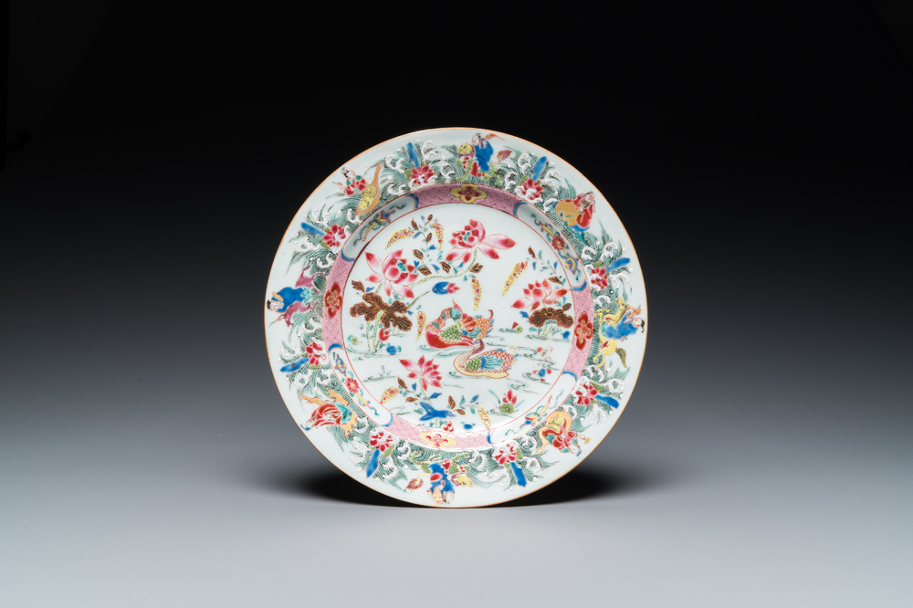 Assiette en porcelaine de Chine famille rose &agrave; d&eacute;cor de canards mandarins et d'immortels, Yongzheng