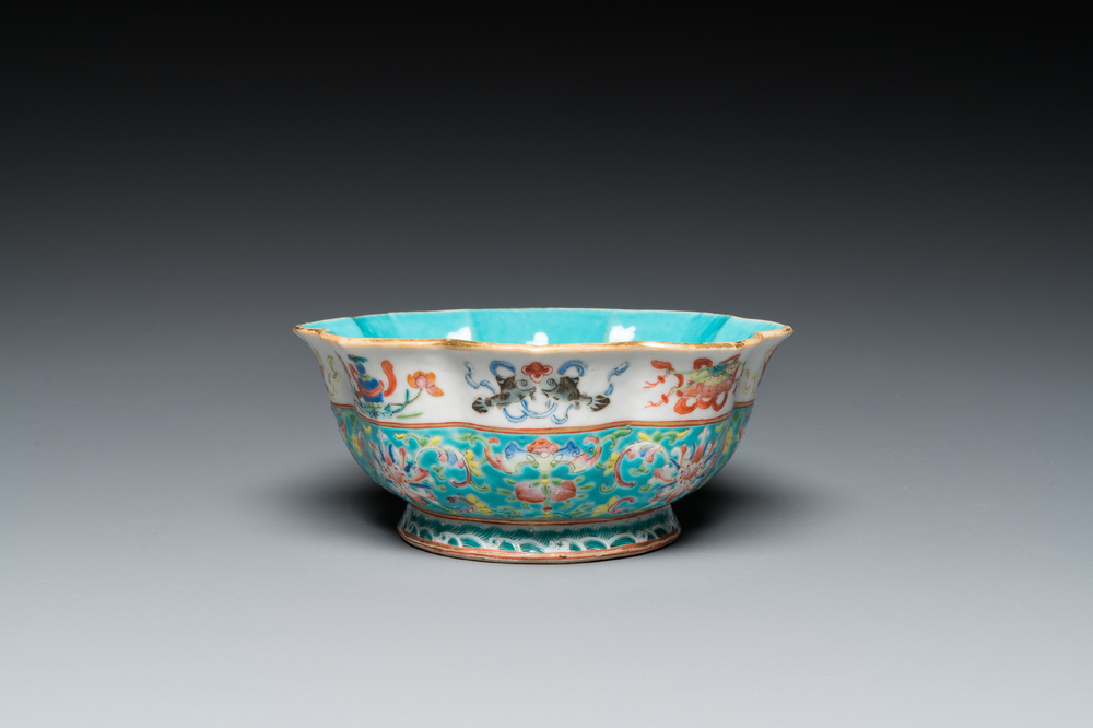 Bol en porcelaine de Chine famille rose &agrave; d&eacute;cor 'bajixiang' sur fond turquoise, marque et &eacute;poque de Tongzhi