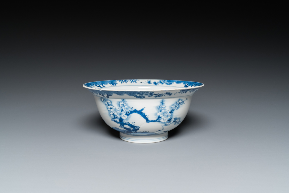 Bol en porcelaine de Chine en bleu et blanc &agrave; d&eacute;cor de fleurs de cerisier, Kangxi