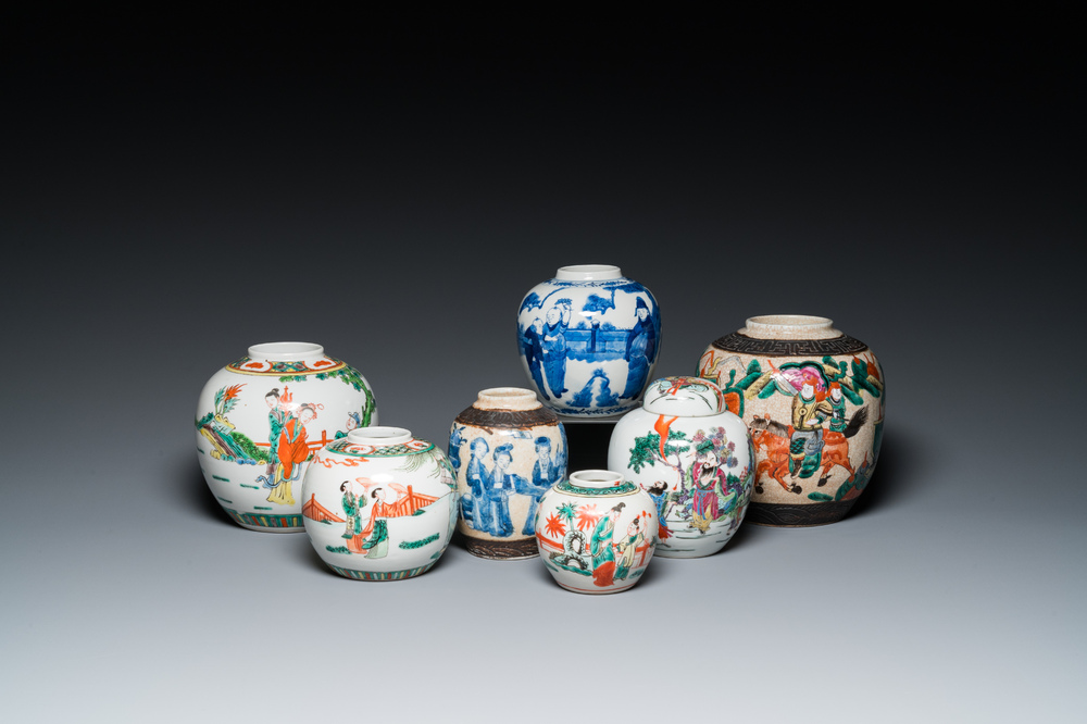 Zeven Chinese blauw-witte, famille rose en verte potten, 19/20e eeuw
