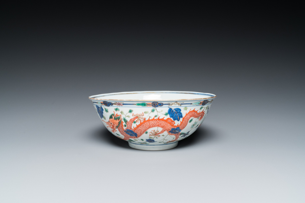 Bol en porcelaine de Chine wucai &agrave; d&eacute;cor de dragons, marque minyao et &eacute;poque de Daoguang