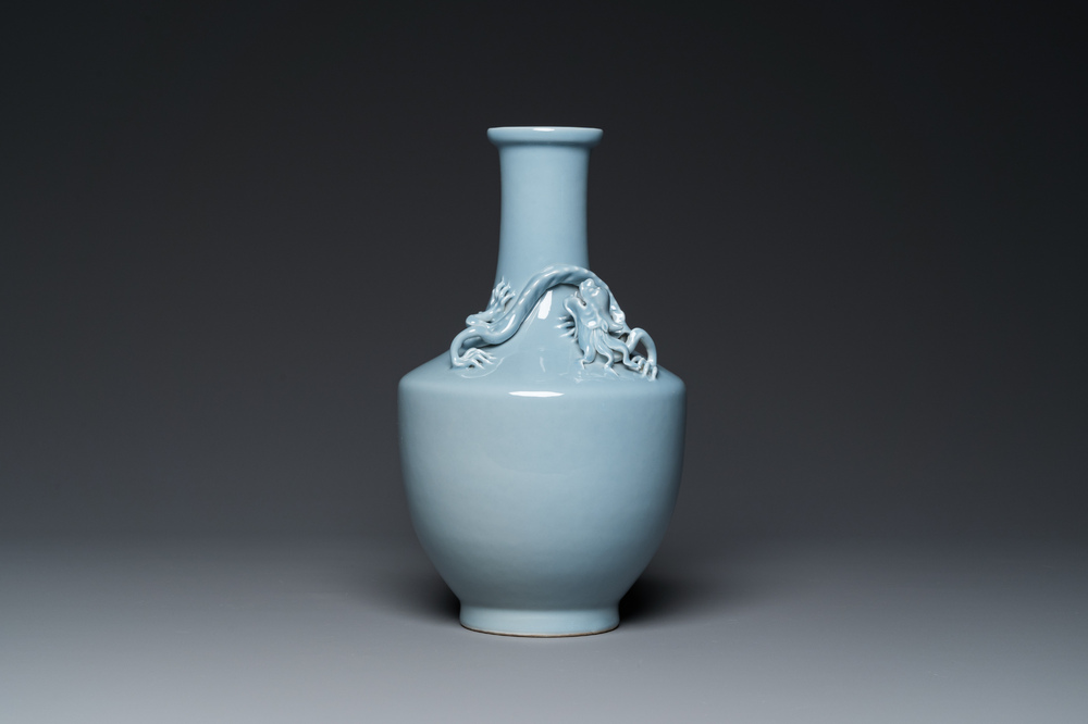 Vase en porcelaine de Chine en claire de lune monochrome, marque de Yongzheng, R&eacute;publique