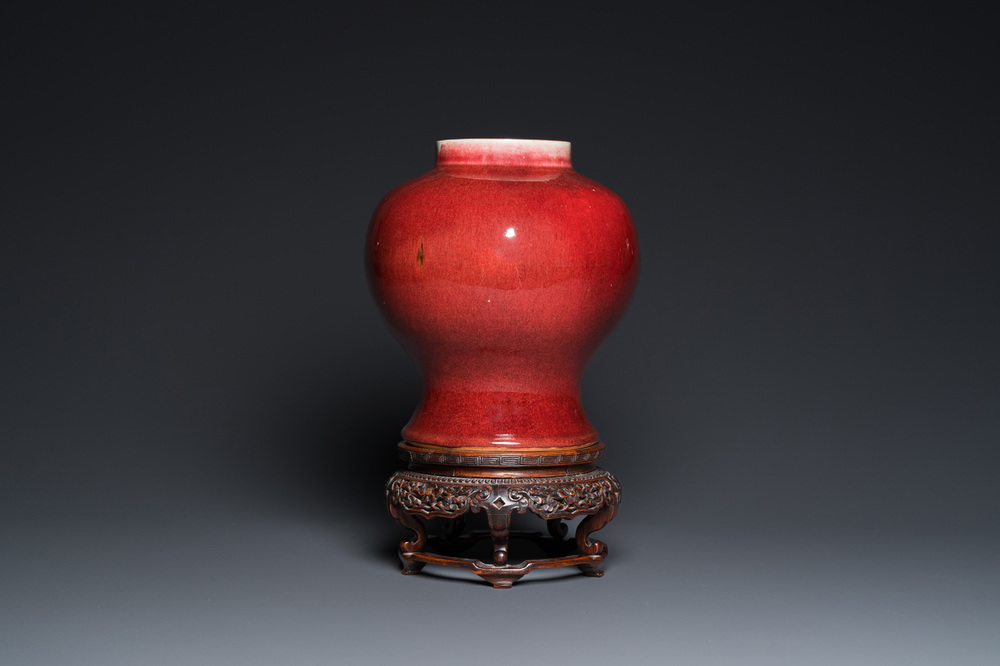Vase en porcelaine de Chine &agrave; &eacute;mail langyao sur socle en bois sculpt&eacute;, 18/19&egrave;me