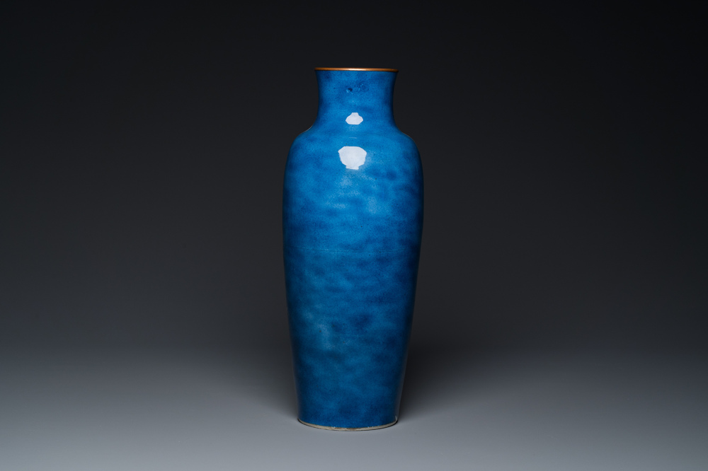 Vase en porcelaine de Chine en bleu poudr&eacute; au col mont&eacute; de cuivre, marque de Xuande, Kangxi