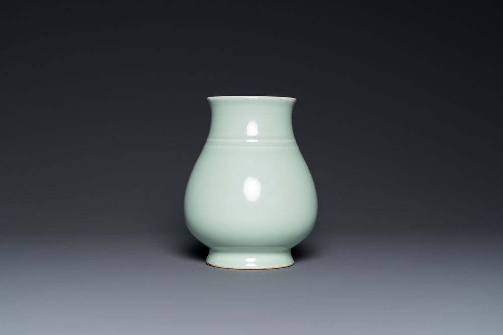 Een Chinese celadon 'hu' vaas, Qianlong merk, 19/20e eeuw