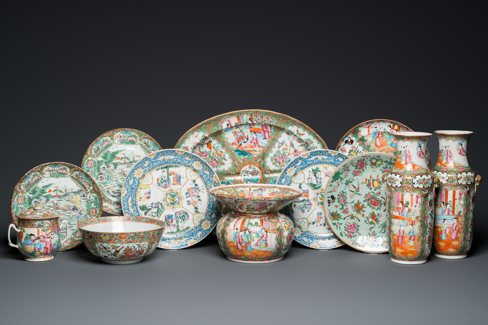 Belle collection de douze pi&egrave;ces en porcelaine de Chine famille rose de Canton, 19&egrave;me