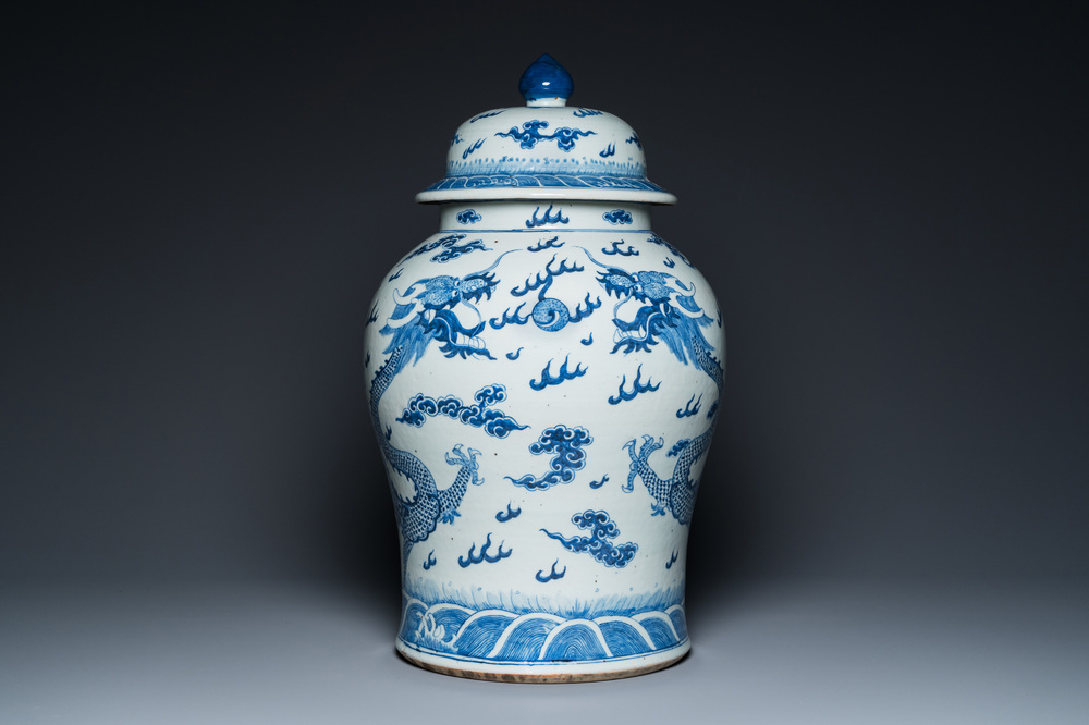 Grand vase couvert en porcelaine de Chine en bleu et blanc &agrave; d&eacute;cor de dragons, 19&egrave;me