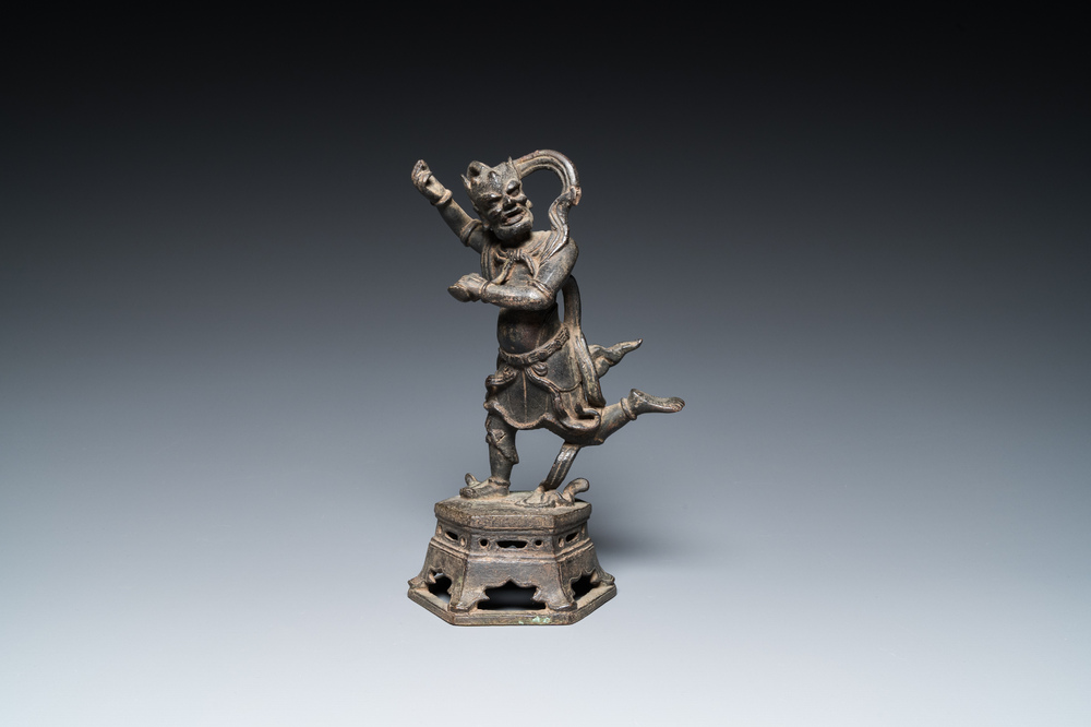Een Chinese bronzen sculptuur van Kui Xing, Ming