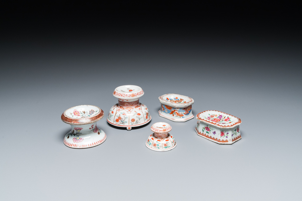 Trois salerons en porcelaine de Chine famille rose et deux surd&eacute;cor&eacute;s aux Pays-Bas, Kangxi/Qianlong