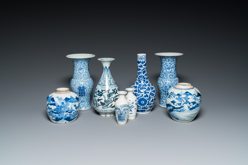 Huit vases en porcelaine de Chine en bleu et blanc, 18/20&egrave;me