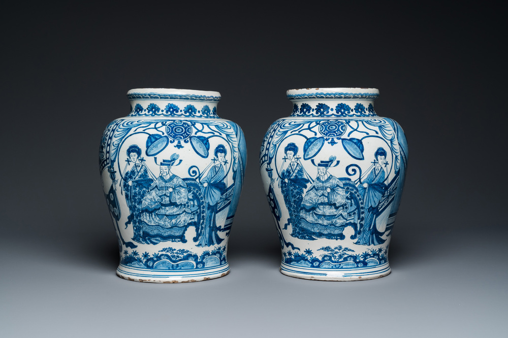 Paire de vases en fa&iuml;ence de Delft en bleu et blanc &agrave; d&eacute;cor chinois, ca. 1700