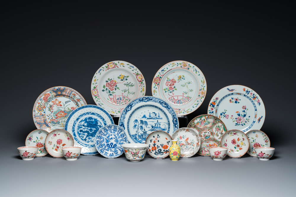 Een diverse collectie Chinees blauw-wit en famille rose porselein, Yongzheng en later