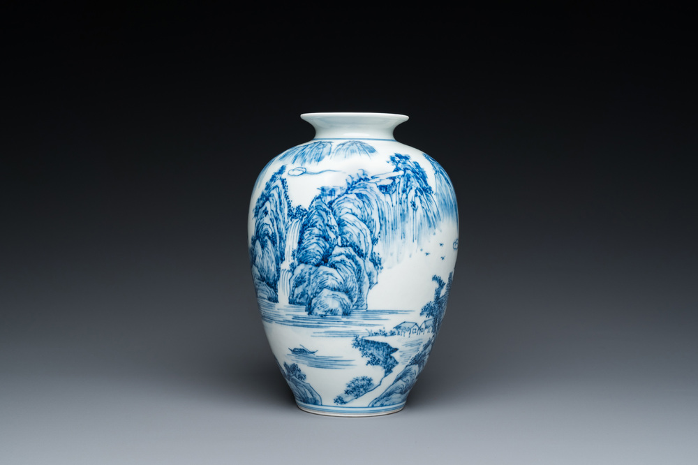 Vase en porcelaine de Chine en bleu et blanc &agrave; d&eacute;cor d'un paysage montagneux, marque de Kangxi, R&eacute;publique