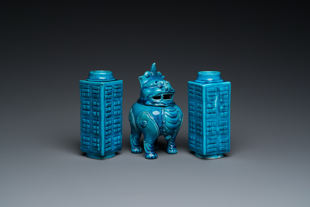 Une paire de vases cong en porcelaine de Chine en turquoise monochrome et un br&ucirc;le-parfum en forme de luduan, 19/20&egrave;me