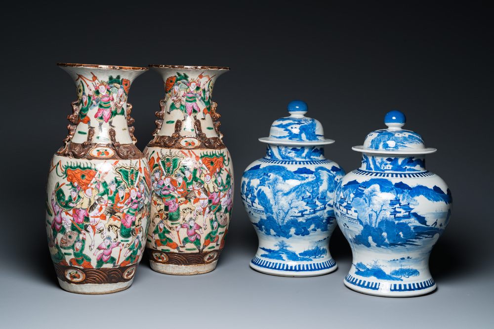 Une paire de vases couverts en porcelaine de Chine en bleu et blanc et une paire de vases dit 'de Nankin', 19&egrave;me