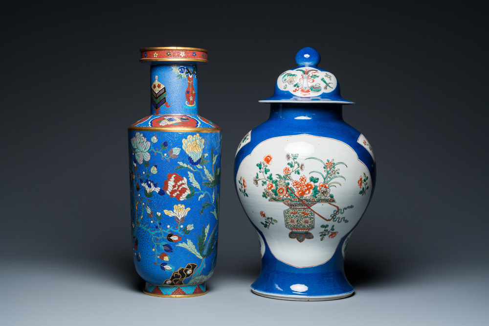 Un vase couvert en porcelaine de Chine famille verte et un vase de forme rouleau en &eacute;maux cloisonn&eacute;s, 19&egrave;me