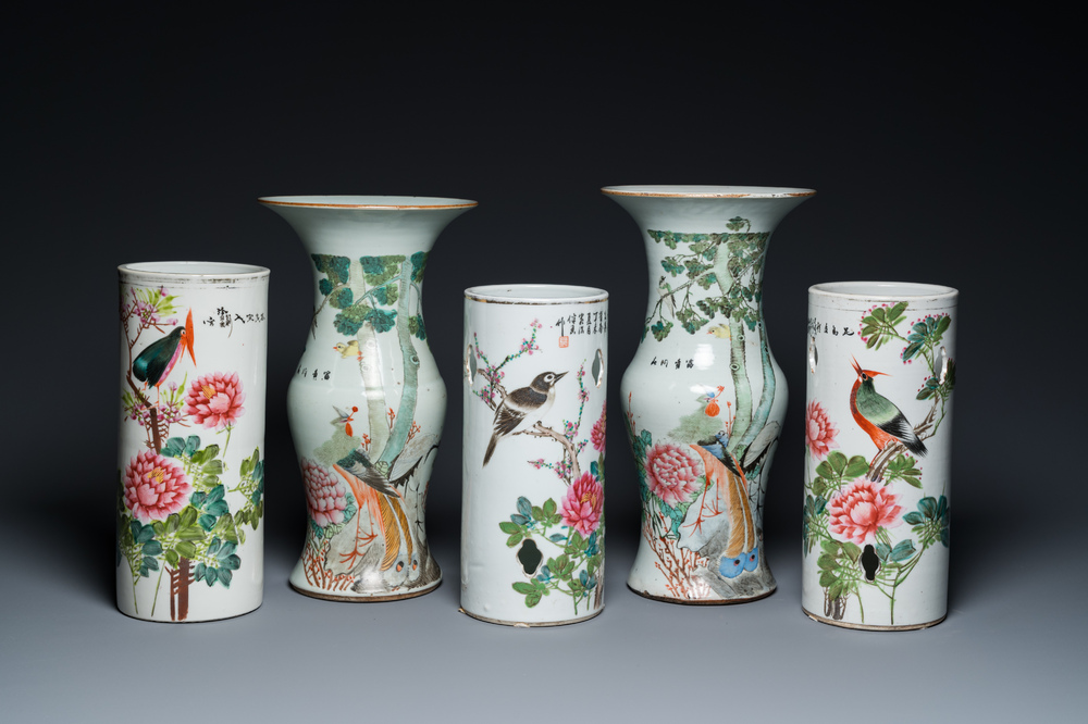 Trois porte-chapeaux et une paire de vases de forme 'gu' en porcelaine de Chine qianjiang cai, 19/20&egrave;me