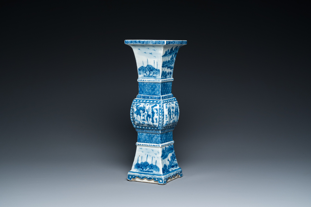 Vase de forme 'gu' carr&eacute; en porcelaine de Chine en bleu et blanc, 19&egrave;me