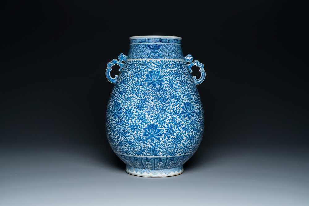 Een Chinese blauw-witte 'hu' vaas met lotusslingers, Qianlong merk, 19e eeuw