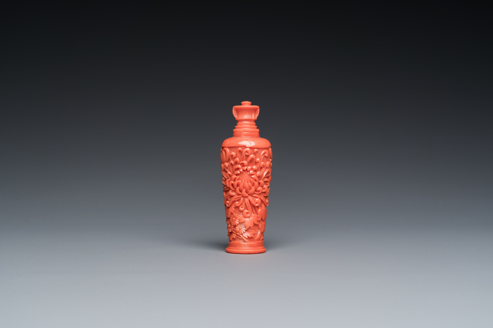 A fine Chinese red coral 'chrysanthemum' snuff bottle, 19/20th C.