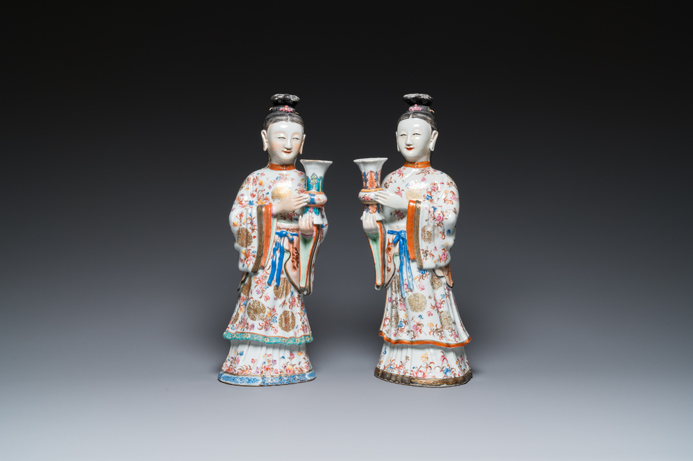 Paire de grands bougeoirs en forme de femmes de cour en porcelaine de Chine famille rose, Qianlong