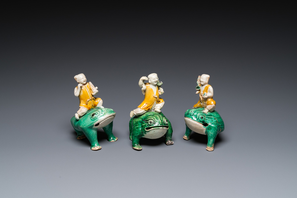 Trois sculptures de Liu Hai sur le crapaud en biscuit &eacute;maill&eacute; vert, Chine, Kangxi