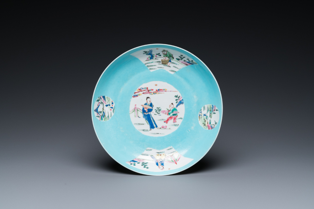 Een Chinees semi-eierschaal famille rose bord met turquoise fondkleur, Yongzheng merk en periode