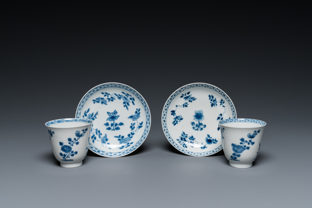 Een paar Chinese blauw-witte koppen en schotels, Chenghua merk, Kangxi