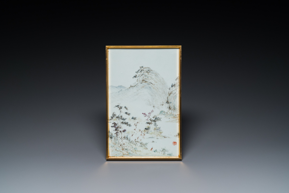 Een Chinese qianjiang cai plaquette met een berglandschap, 19e eeuw