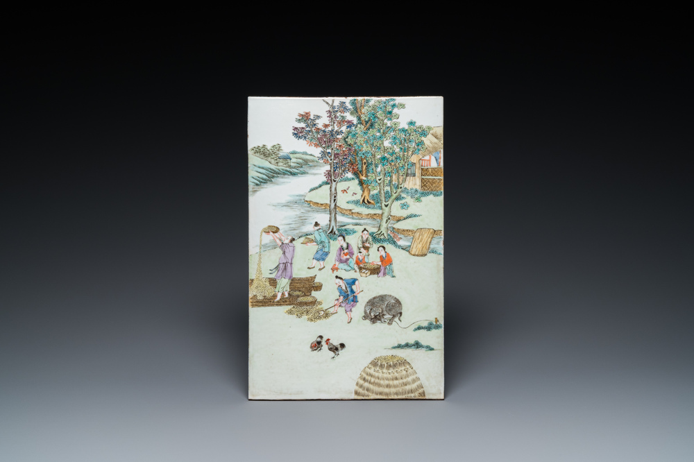 Plaque en porcelaine de Chine famille rose &agrave; d&eacute;cor de la production de riz, 19&egrave;me
