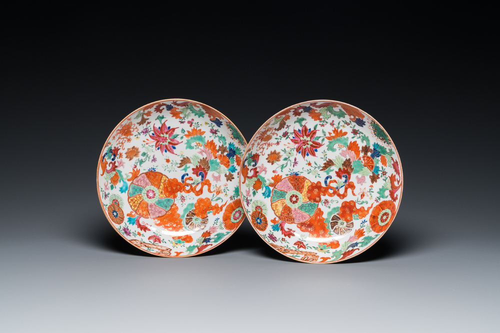 Paire d'assiettes en porcelaine de Chine famille rose &agrave; d&eacute;cor dit 'pseudo-feuilles de tabac', Qianlong