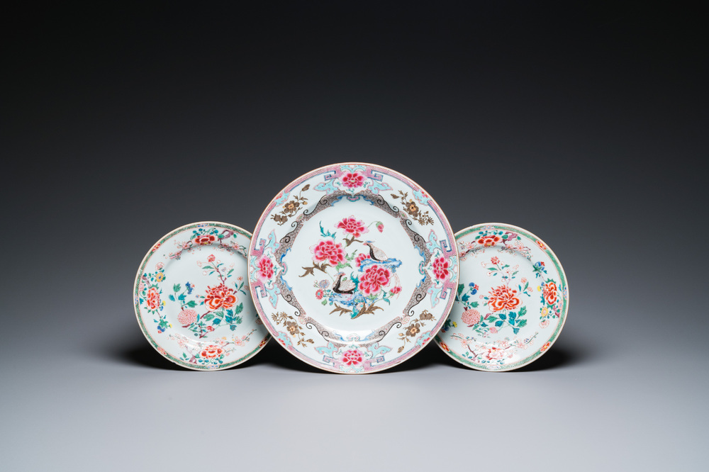 Un plat et une paire d'assiettes en porcelaine de Chine famille rose, Yongzheng