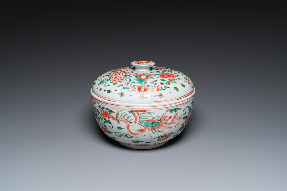A Chinese wucai 'phoenixes' bowl and cover, Transitional period
