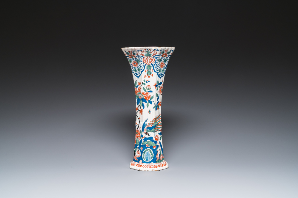 Vase de forme cornet en fa&iuml;ence de Delft en palette cachemire, 1er quart du 18&egrave;me