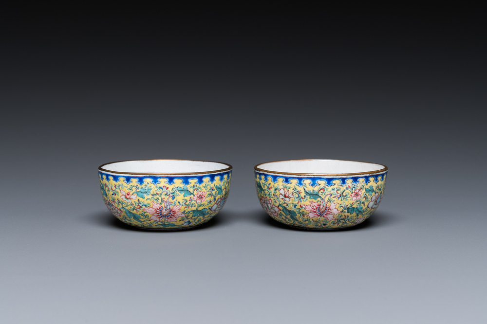 A pair of Chinese yellow-ground Canton enamel bowls, Qianlong/Jiaqing