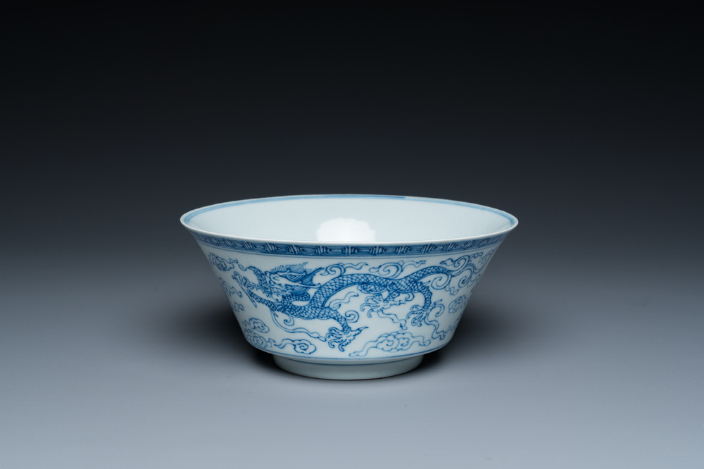 Bol en porcelaine de Chine en bleu et blanc &agrave; d&eacute;cor de dragons, marque de Yongzheng, 19/20&egrave;me