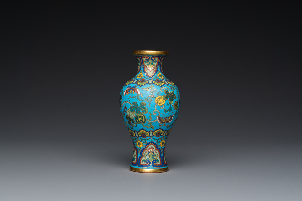 Tr&egrave;s beau vase en &eacute;maux cloisonn&eacute;s &agrave; fond turquoise, Chine, Qianlong