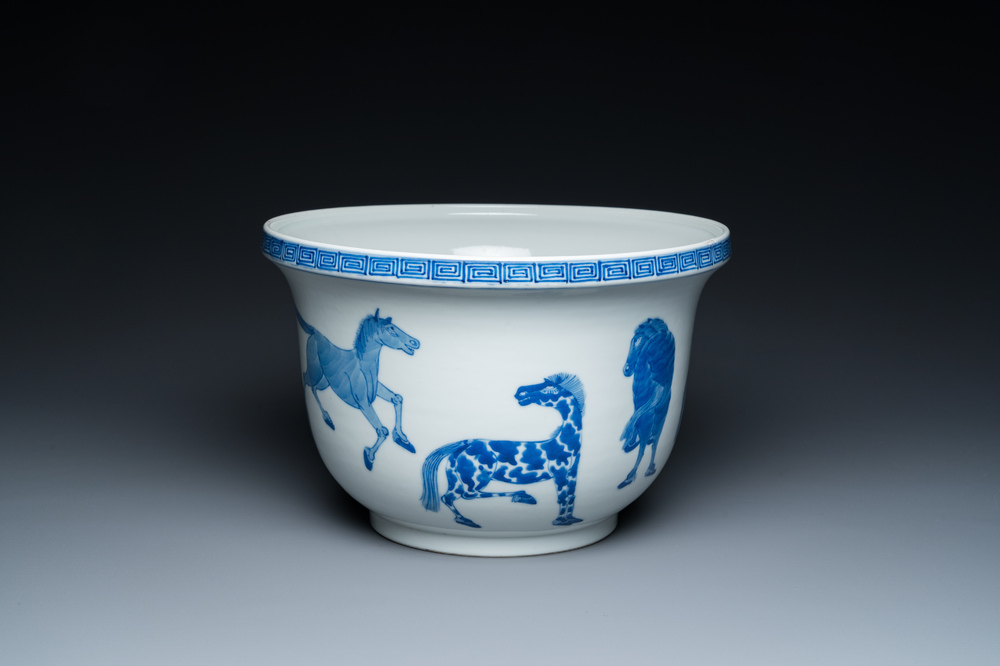 Jardini&egrave;re en porcelaine de Chine en bleu et blanc &agrave; d&eacute;cor de 'Huit chevaux de Mu Wang', marque de Kangxi, 19/20&egrave;me