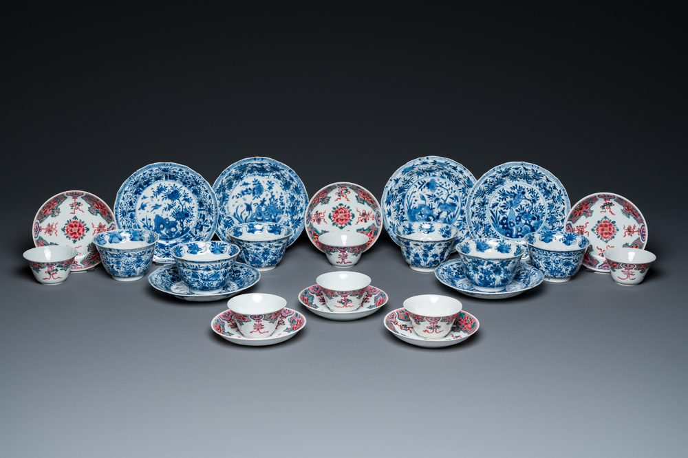 Twaalf Chinese blauw-witte en famille rose koppen en schotels, Kangxi/Yongzheng