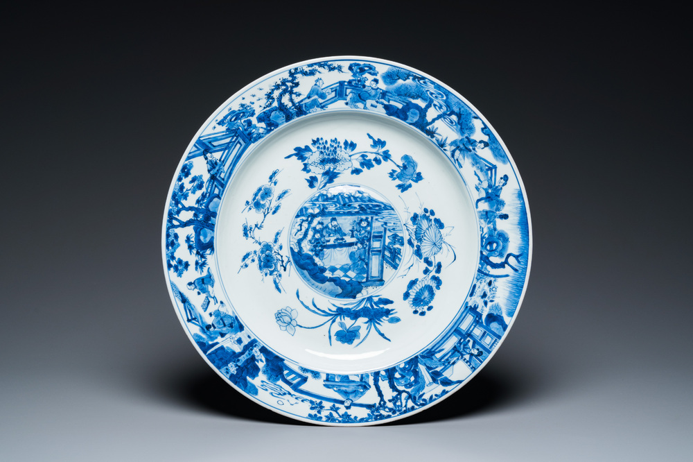 Een grote Chinese blauw-witte schotel met gebombeerd centraal medaillon, Kangxi