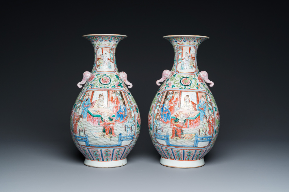 Paire de vases en porcelaine de Chine famille rose aux anses en forme d'&eacute;l&eacute;phant, 19&egrave;me