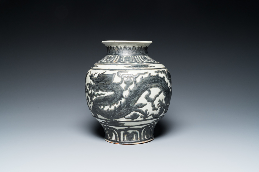 A Chinese Nanking-style 'dragon' vase with applied design, 18th/19th C.