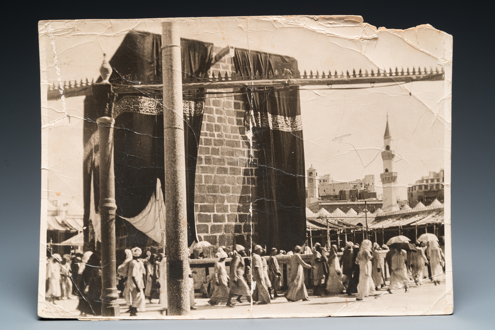 Een zwart-wit foto van de Ka&auml;ba in Mekka, gedateerd 1914