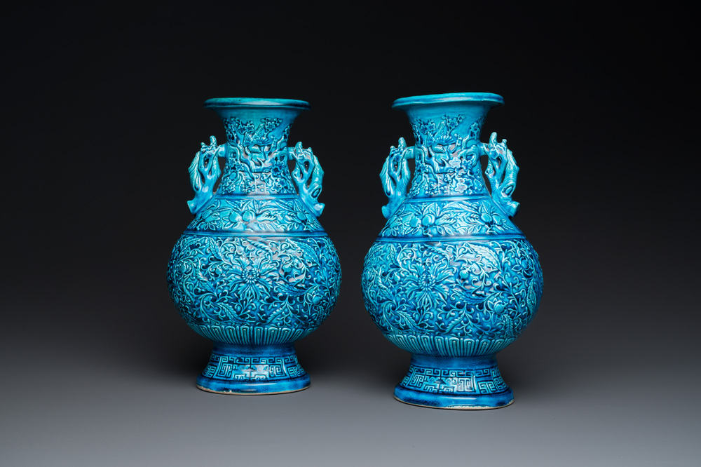 Paire de vases en porcelaine de Chine en turquoise monochrome &agrave; d&eacute;cor de lotus, 19&egrave;me