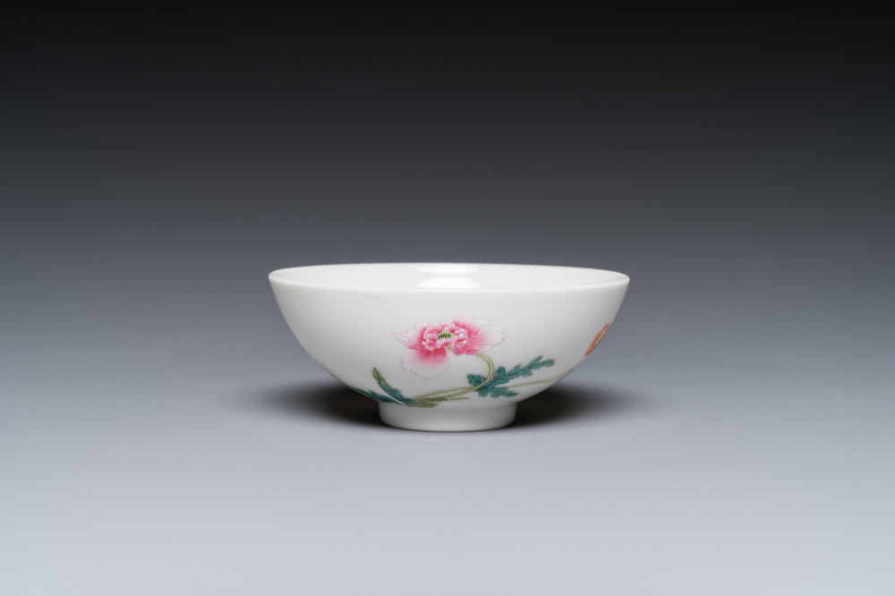 A Chinese famille rose bowl with floral design, Yongzheng mark, 20th C.