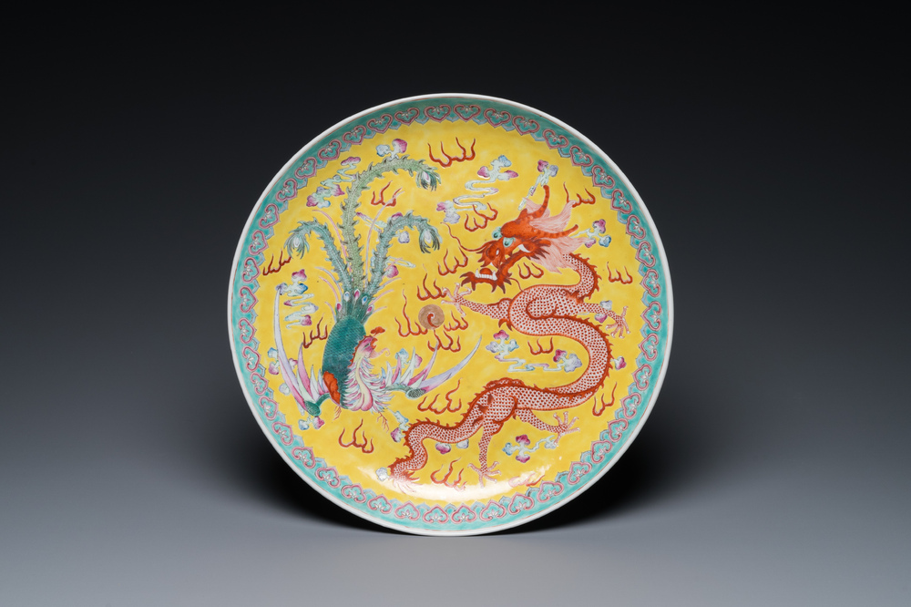 Plat en porcelaine de Chine famille rose &agrave; d&eacute;cor d'un dragon et d'un ph&eacute;nix sur fond jaune, marque de Qianlong, 19/20&egrave;me