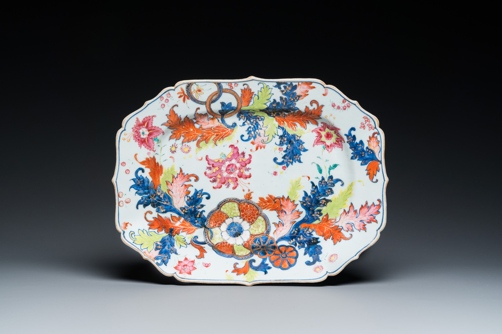 Plat en porcelaine de Chine famille rose &agrave; d&eacute;cor dit 'pseudo-feuilles de tabac', Qianlong